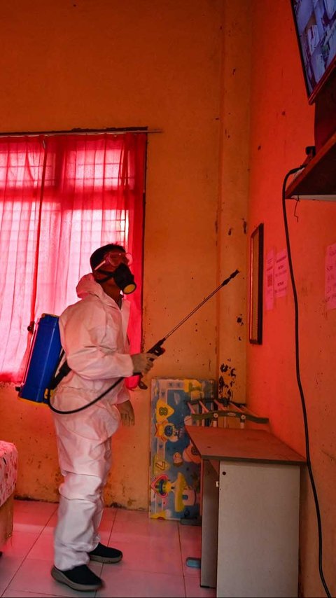 FOTO: Pencegahan Dini Flu, BPBD Aceh 'Cuci' Asrama Sekolah dengan Disinfektan
