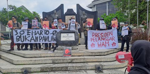 Aktivis di Yogyakarta Gelar Aksi Tolak Soeharto Jadi Pahlawan Nasional