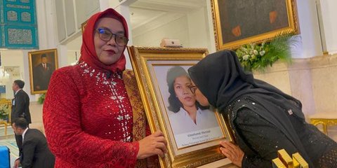 Tangisan Haru di Istana, Adik Kandung Marsinah Cium Foto Kakaknya Usai Penganugerahan Gelar Pahlawan Nasional