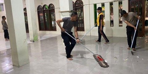Pasca Olah TKP, Polres Metro Jakarta Utara Bersihkan Masjid SMAN 72 Kelapa Gading dan Hilangkan Traumatis Warga Sekolah