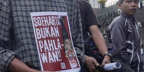 FOTO: Aktivis Gelar Aksi Tolak Penganugerahan Gelar Pahlawan untuk Soeharto