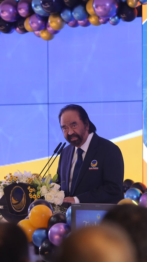 HUT Nasdem ke-14, Surya Paloh Potong Tumpeng dan Bagi-Bagi Sembako