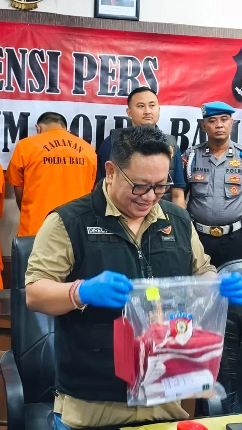 Protes RKUHAP, ini Sosok 2 Pemuda yang Turunkan dan Coret Bendera Merah Putih di Bali,