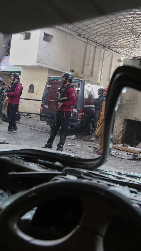 FOTO: Serangan Bom Bunuh Diri Hantam Markas Paramiliter di Peshawar