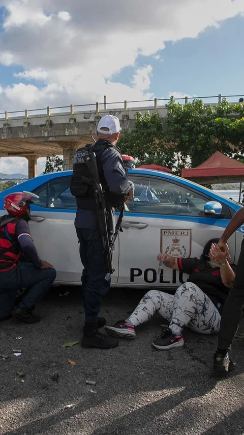 FOTO: Bentrokan Polisi dan Suporter Warnai Keberangkatan Flamengo