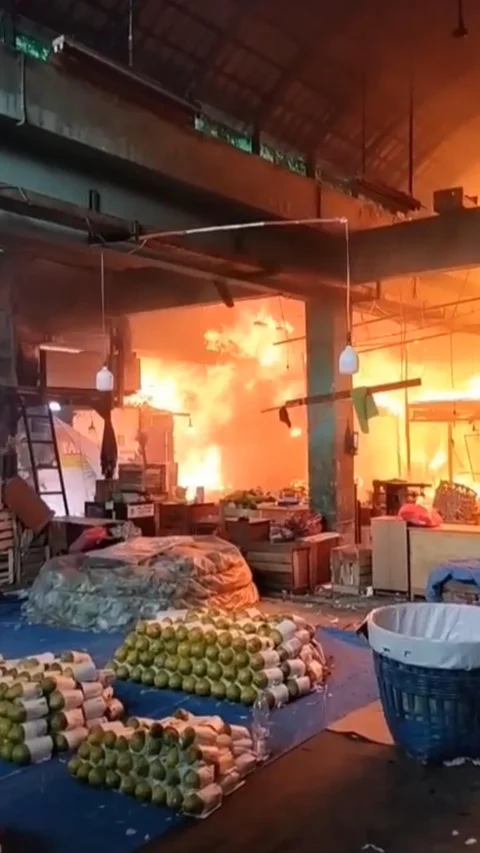 Ini Kronologi Awal 350 Kios Buah di Pasar Kramat Jati Terbakar