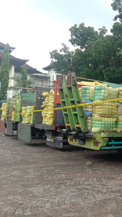 TPPU dan Bisnis Ilegal Pakaian Bekas Impor Rp669 Miliar di Bali Terbongkar, 7 Bus dan Ratusan Bal Disita Polisi