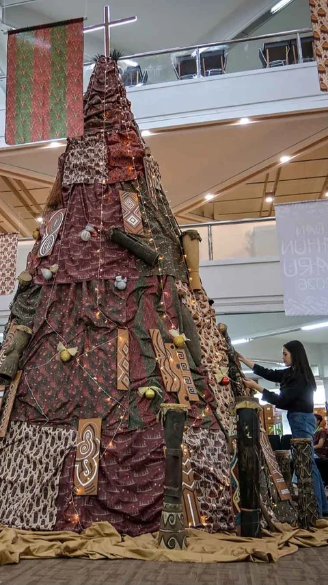 FOTO: Keren! Dekorasi Natal Berbasis AI Angkat Budaya Papua di Surabaya