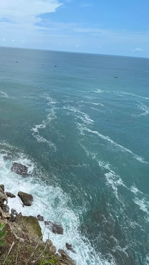 Lagi Asyik Mancing Gurita Kapal Nelayan Tiba-Tiba Dihantam Ombak di Gunungkidul, Begini Nasibnya