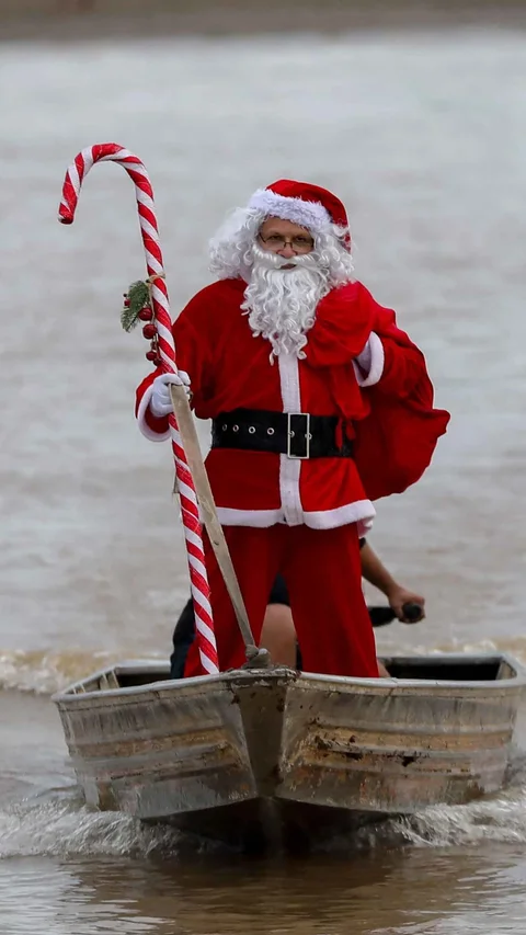FOTO: Sinterklas Menyusuri Sungai Amazon Antar Hadiah Natal