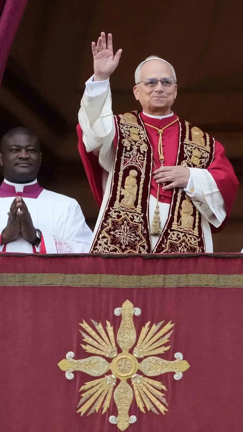 FOTO: Paus Leo XIV Sampaikan Pesan Damai Natal dan Serukan Perdamaian Dunia dari Vatikan