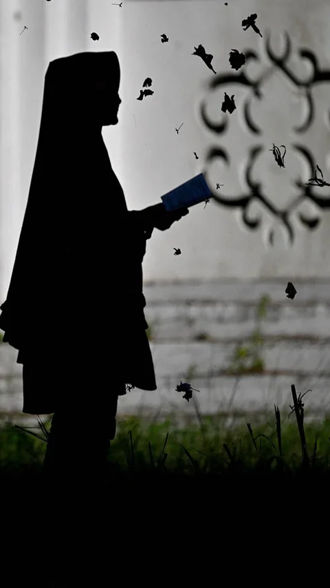 FOTO: Dua Puluh Satu Tahun Tsunami Aceh,  Warga Berziarah ke Kuburan Massal