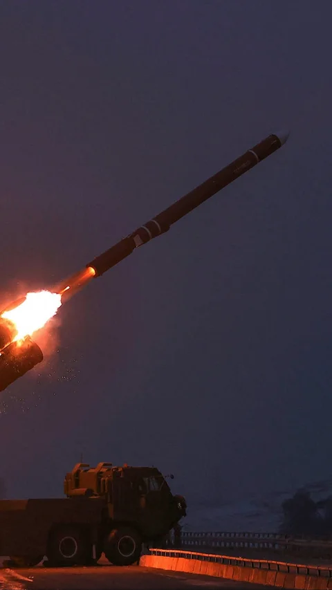 FOTO: Detik Detik Rudal Jelajah Strategis Korea Utara Menghantam Sasaran