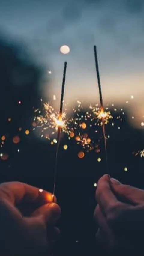 12 Tradisi Unik Perayaan Tahun Baru di Dunia, dari Lompat ke Laut hingga Baju Polkadot