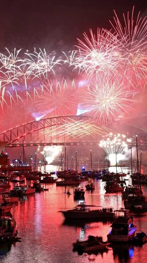 FOTO Pertunjukan Kembang Api Sambut Tahun Baru di Sydney