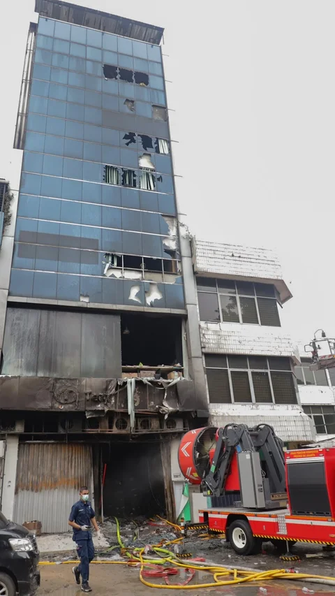 FOTO: Kebakaran di Kantor Terra Drone Padam, Petugas Lanjutkan Proses Pendinginan