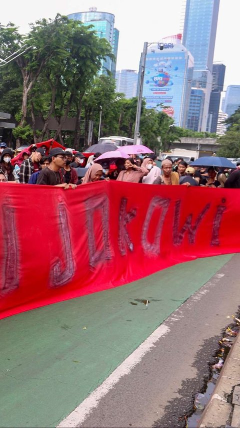 VIDEO: Tenang Kalem Jokowi Respons Coretan 'Adili Jokowi' Tersebar Yogya Sampai Solo