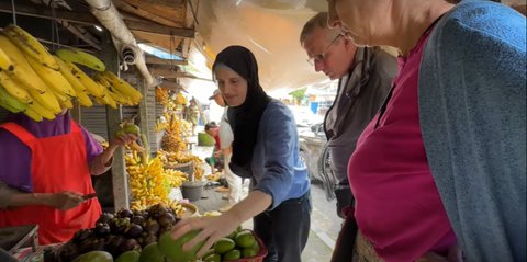 Diajak Jalan-jalan sama Sang Anak, Orangtua Bule Jerman Beli Buah-buahan di Pinggir Jalan 'Rasanya Aneh'