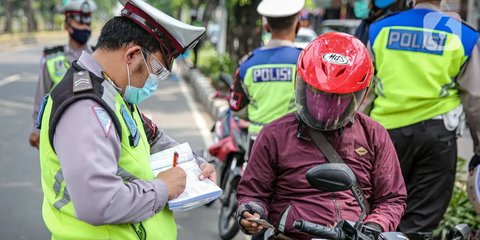 Tak Lagi Panas-panasan, Polisi Kini Tilang Pengendara Sambil Duduk Manis dalam Mobil