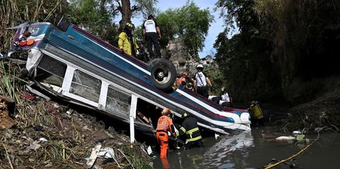 FOTO: Kecelakaan Maut Bus Penuh Sesak Terjun ke Jurang, 51 Orang Tewas