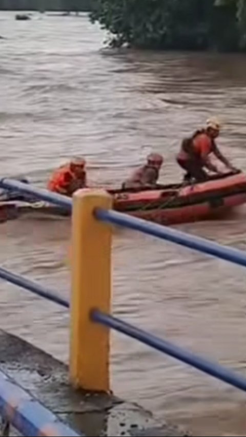 Detik-Detik Menegangkan Tim SAR Terseret Arus Deras Banjir Bendungan Maros Usai Perahu Terbalik, Begini Nasibnya