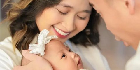 7 Potret Momen Gritte Agatha Gelar Penyerahan Anak ke Gereja, Sekaligus Jadi Momen Belajar Arief Hidayat