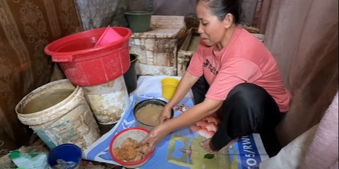 Miris, Wanita Paruh Baya di Bantar Gebang Beli Ayam Bekas Restoran buat Makan Sekeluarga 'Alhamdulillah, Enggak Pernah Sakit, Kuasa Allah'