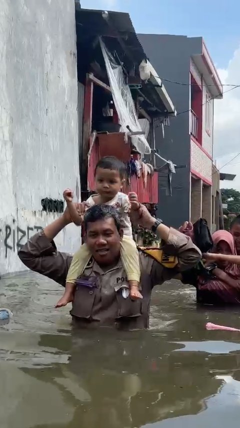 Aksi Polisi Rela Berendam Air Kotor 1 Meter Lebih Demi Evakuasi Warga Korban Banjir