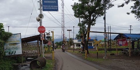 Pemkab Jember Tak Mampu Gaji Honorer, Warga Swadaya Gaji Petugas Perlintasan Kereta