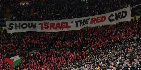 FOTO: Tak Gentar Ancaman UEFA! Suporter Green Brigade Celtic Bentangkan Spanduk Kecam Israel