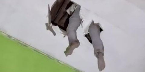 Bukan Film Lawak, Maling Motor Mau Kabur Malah Nyangkut di Plafon Rumah Warga