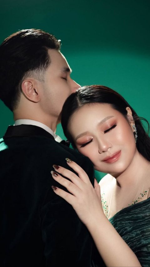 Tampil Stunning, 4 Pesona Elegan Sisca Kohl dan Jess No Limit di Pemotretan Spesial Valentine