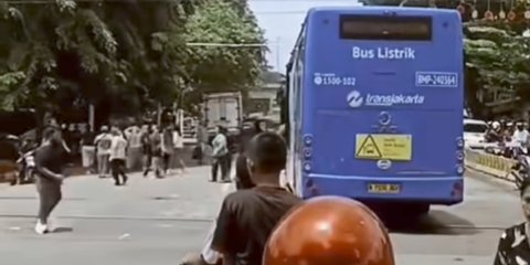 Kronologi Penumpang Panik Berhamburan Saat Bus Transjakarta Terjebak di Rel Kereta Kawasan Jakbar