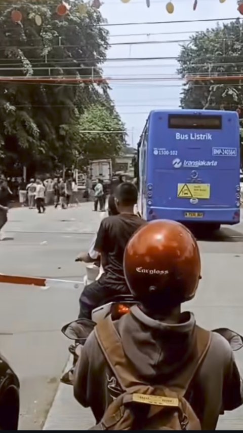 Kronologi Penumpang Panik Berhamburan Saat Bus Transjakarta Terjebak di Rel Kereta Kawasan Jakbar