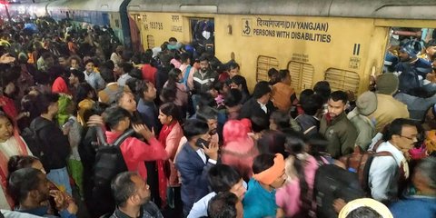 VIDEO Penumpang Terinjak-injak Berdesakan Berebut Masuk Kereta di Stasiun New Delhi, 18 Orang Tewas