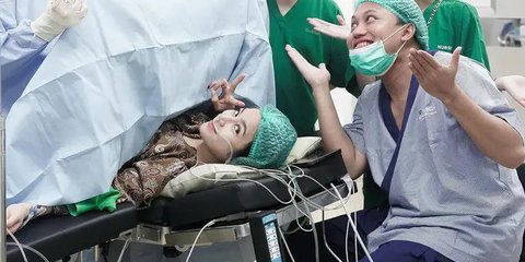 6 Potret Baby Selina Anak Mahalini dan Rizky Febian Digendong Keluarga, Wajah Bahagia Tak Dapat Disembunyikan