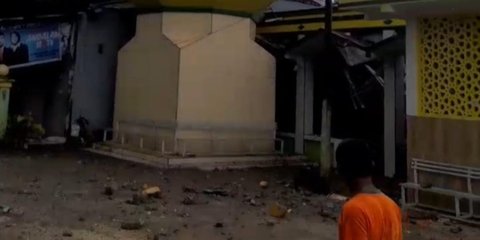Atap Menara Masjid di Maros Roboh, Sejumlah Warga Tertimpa Reruntuhan