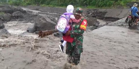 Aksi Heroik Babinsa Serka Novi Wahyu Gendong Siswa Seberangi Banjir Gunung Semeru