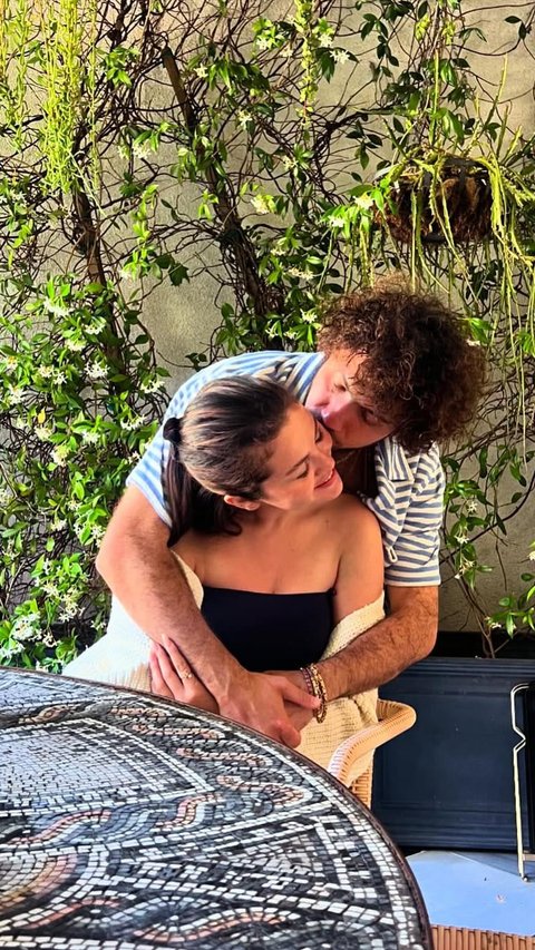 Selena Gomez dan Benny Blanco Dikabarkan Beli Rumah Mewah di Beverly Hills, Harga Fantastis Tembus USD35 Juta