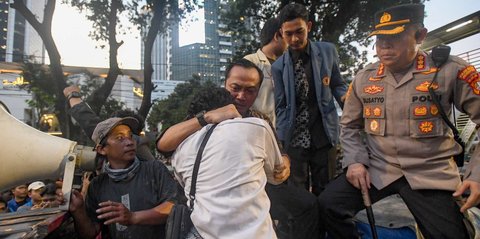 FOTO: Mensesneg Nangis dan Peluk Mahasiswa Aksi Indonesia Gelap di Patung Kuda