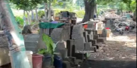 Potret Kuburan Tua di Jakarta 'Nempel' Sama Rumah Warga, Sampai Ada Kandang Ayam dan Jemuran di Atas Makam