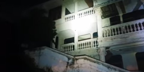 Bak Istana, Rumah Miliarder Tiga Lantai Terbengkalai di Dalamnya ada Mobil Klasik Bikin Melongo