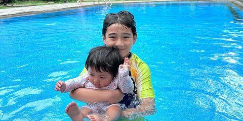Momen Lucu Rafathar Ajari Adik Bungsunya Lily Si Pulen Berenang di Kolam