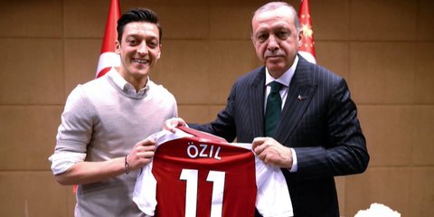 Pesepak Bola Mesut Ozil Terjun ke Dunia Politik, Gabung Partai Erdogan