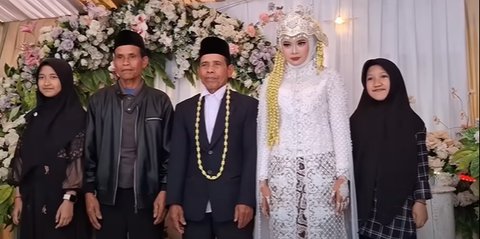 Seserahan Bawa Kerbau, Kakek Usia 70 Tahun Menikahi Gadis Desa 20 Tahun