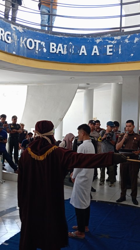 Penampakan 2 Pria Terpidana Kasus Gay di Aceh Jalani Hukuman Cambuk 82 Kali di Muka Umum