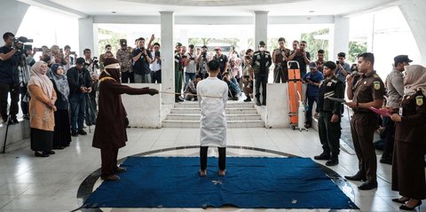 FOTO: Momen Pasangan Gay di Aceh Dicambuk Berkali-kali usai Tertangkap Basah di Indekos