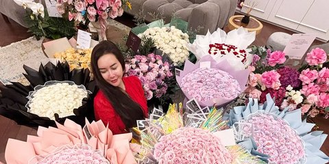 7 Potret Cantik Aura Kasih dengan Gaun Merah Menyala di Momen Ulang ke-38, Banjir Kiriman Buket Bunga Mawar