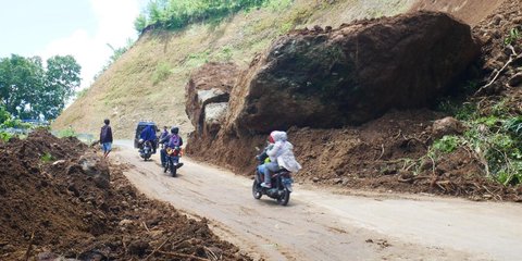 Potret Batu Raksasa Longsor dari Tebing Bikin Jalur Lumajang Malang Tertutup