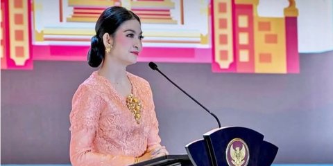 Potret Cantik Selvi Ananda Pakai Sendal Jepit Harga Rp15.000 saat Foto Keluarga, Netizen Bandingkan dengan Sendal Mewah Kahiyang
